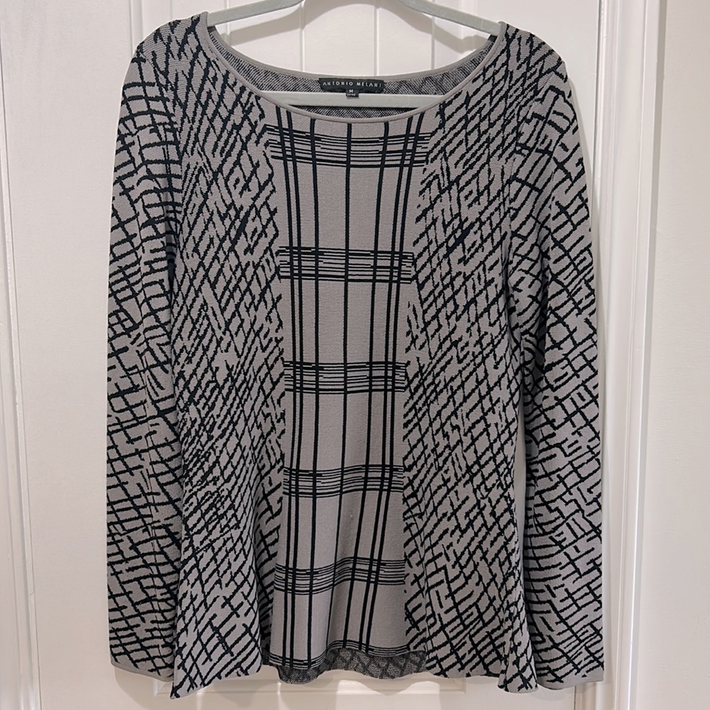 Antonio Melani Gray & Black patterned long sleeve sweater slightly flares out